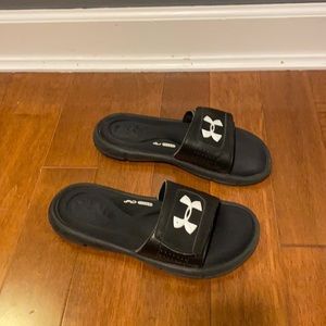Here are some really comfortable black slides 🐐🖤